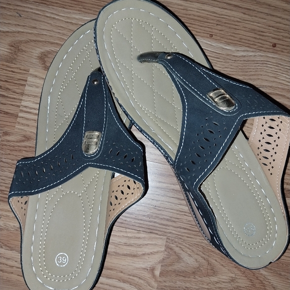 Ladies sandals - Picture 1 of 3